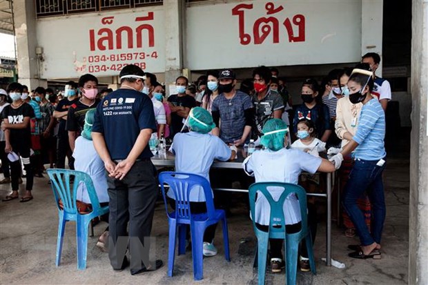 Người dân xếp hàng chờ xét nghiệm COVID-19 tại Samut Sakhon, Thái Lan. (Ảnh: AFP/TTXVN)