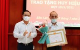 Bí thư Tỉnh ủy – Nguyễn Văn Được trao Huy hiệu Đảng tại huyện Bến Lức