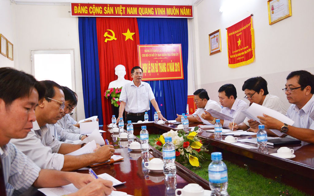 Trưởng ban Nội chính Tỉnh ủy - Nguyễn Thành Vững chủ trì một hội nghị về phòng, chống tham nhũng (Ảnh tư liệu)