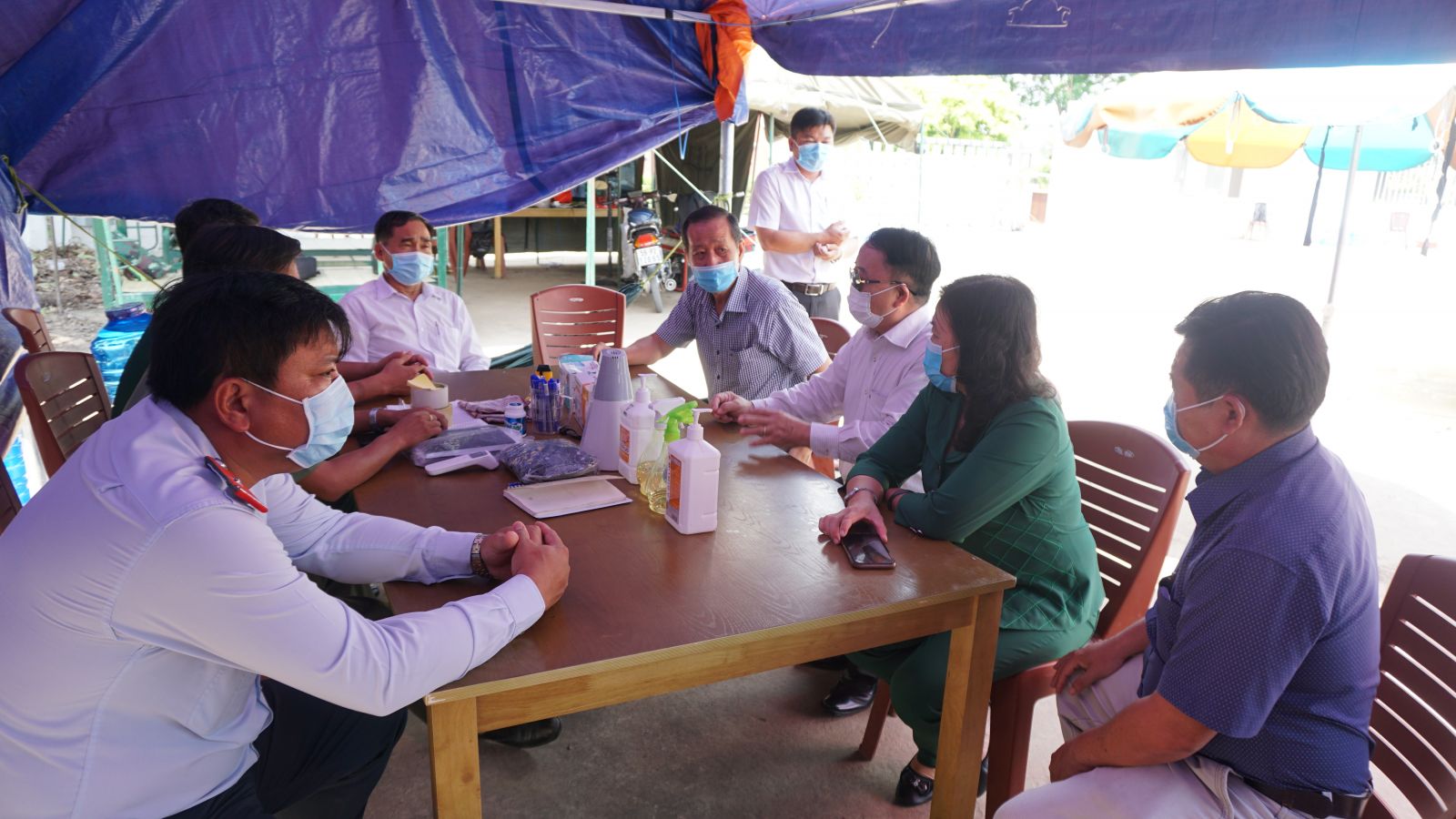 Đoàn công tác của Sở Y tế kiểm tra thực tế công tác y tế phục vụ bầu cử tại Khu cách ly tập trung Ban Điều hành Khu công nghiệp - Khu dân cư Hồng Đạt - Phú Mỹ Vinh
