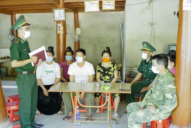 Absolute safety ensured for upcoming general elections Officers of the Muong Nha border guard station in Dien Bien province tell residents in Muong Nha commune’s Na Phay village about election activities. (Photo: VNA)