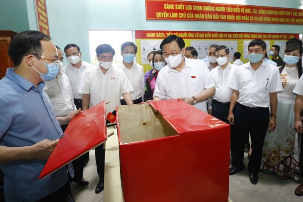 Absolute safety ensured for upcoming general elections Chairman of the NA and head of the NEC Vuong Dinh Hue inspects election preparations at a constituency in Tuyen Quang city’s An Tuong ward. (Photo: VNA)