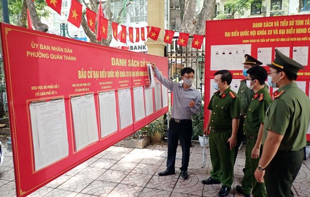 Absolute safety ensured for upcoming general elections Police in Hanoi’s Ba Dinh district make preparations to ensure safety on election day in Quan Thanh commune. (Photo: VNA)