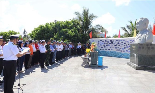 Officers, soldiers and people pay tribute to General Vo Nguyen Giap (Photo: VNA)