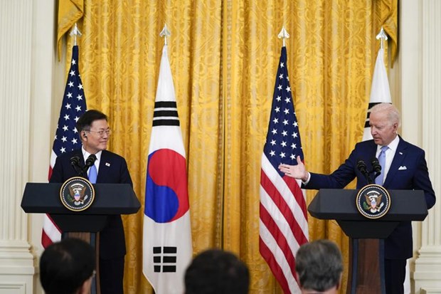 Tổng thống Mỹ Joe Biden (phải) và người đồng cấp Hàn Quốc Moon Jae-in. (Nguồn: AP)