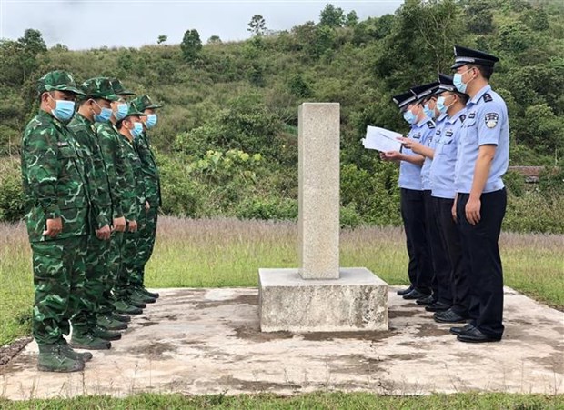 Gặp mặt trên biên giới giữa Đồn Biên phòng A Pa Chải (Bộ đội Biên phòng tỉnh Điện Biên) và Phân trạm Long Phú (Trạm kiểm soát nhập cảnh Biên phòng Mường Khang, Trung Quốc). (Nguồn: TTXVN phát)