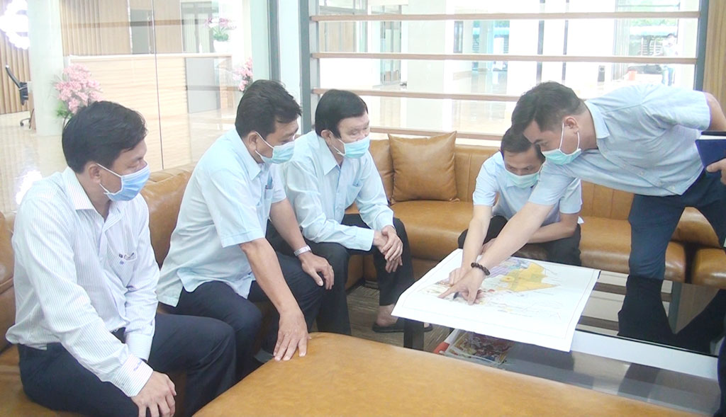 Former State President - Truong Tan Sang (3rd, L) supervises projects in industrual parks in Duc Hoa district