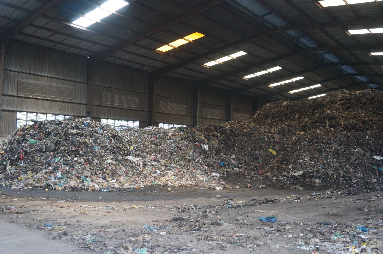 Chất thải rắn được thu gom, đưa về nhà kho của nhà máy xử lý rác để xử lý