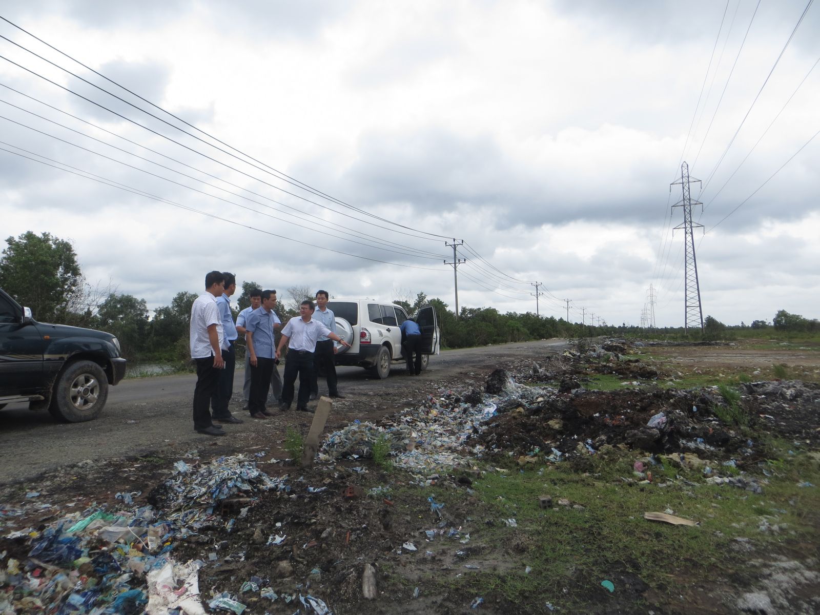 Ngành chức năng đến kiểm tra việc lén lút đổ rác bừa bãi ở một tuyến đường gần khu công nghiệp