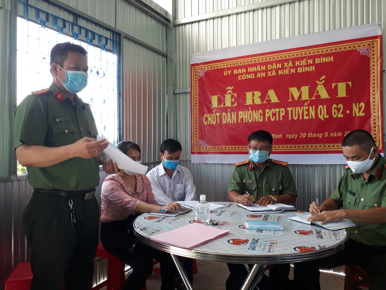 Chốt dân phòng phòng, chống tội phạm tuyến Quốc lộ 62, N2 trên địa bàn xã Kiến Bình