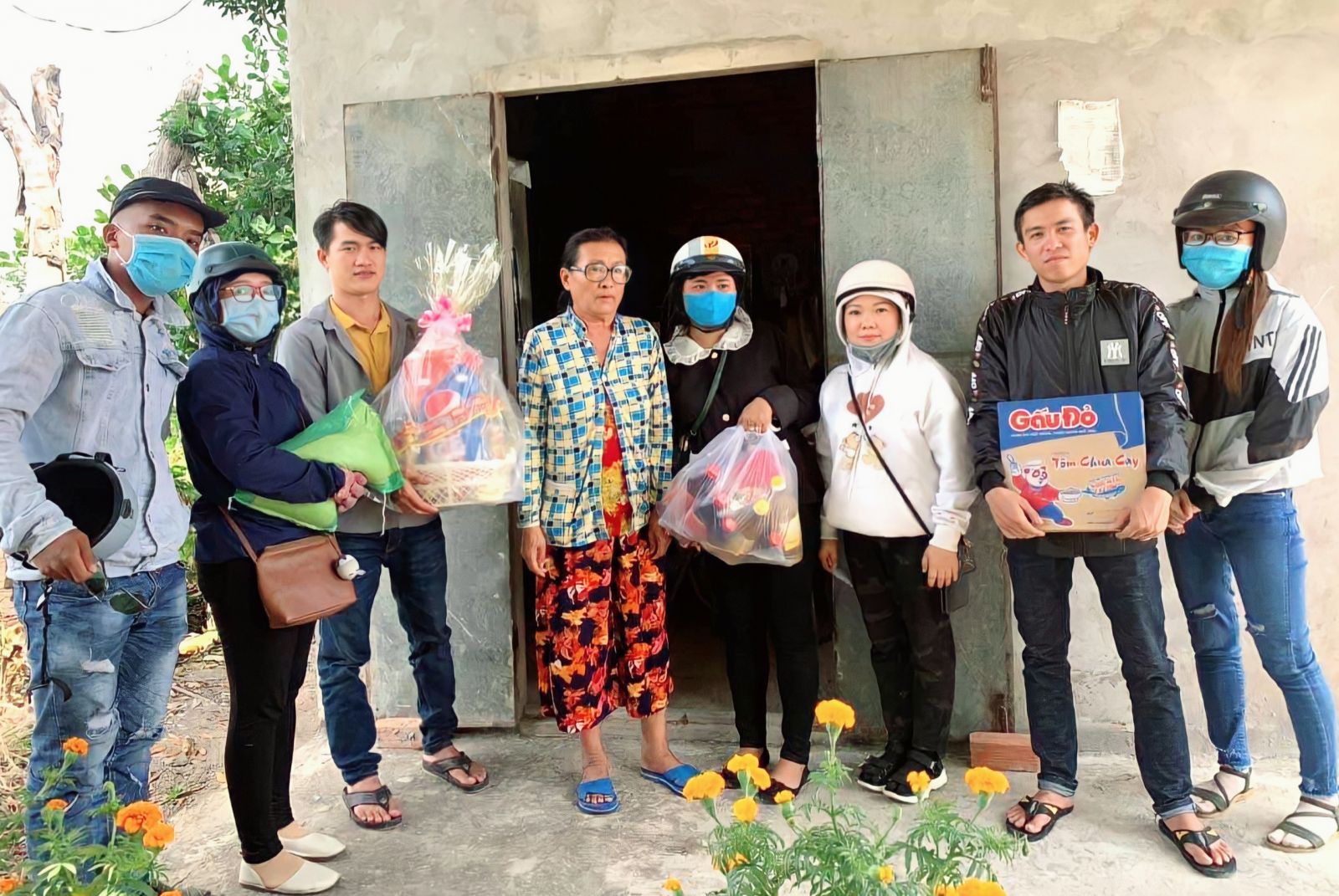 Hàng năm, nhóm đều vận động mạnh thường quân tặng quà cho hộ nghèo, hộ có hoàn cảnh khó khăn