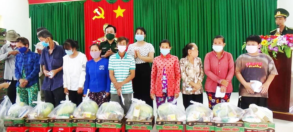 Học Bác để lan tỏa tình yêu thương và sẻ chia Nhóm từ thiện Hoa Sen tặng quà cho người nghèo biên giới