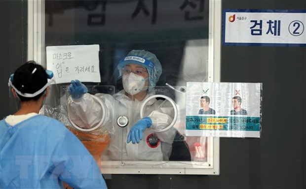 Nhân viên y tế lấy mẫu xét nghiệm COVID-19 tại Seoul, Hàn Quốc. (Ảnh: Yonhap/TTXVN)