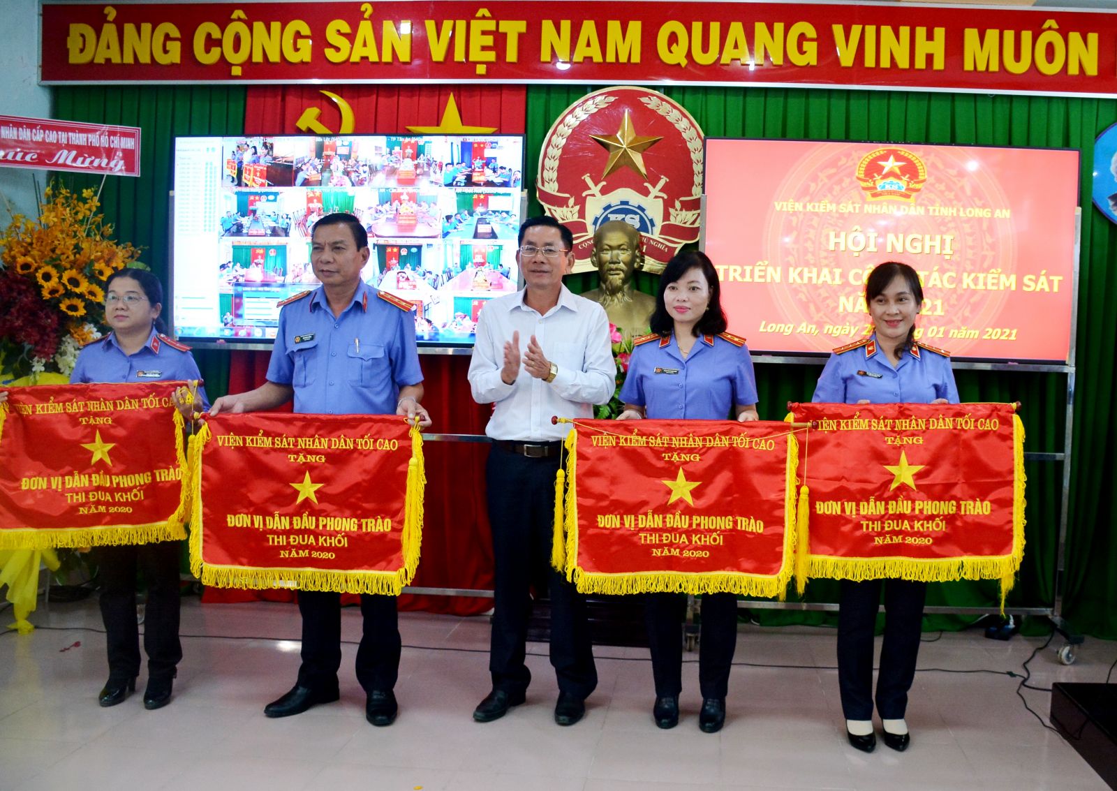 Trưởng ban Nội chính Tỉnh ủy - Nguyễn Thành Vững trao cờ thi đua cho các đơn vị trong ngành Kiểm sát (Ảnh tư liệu)