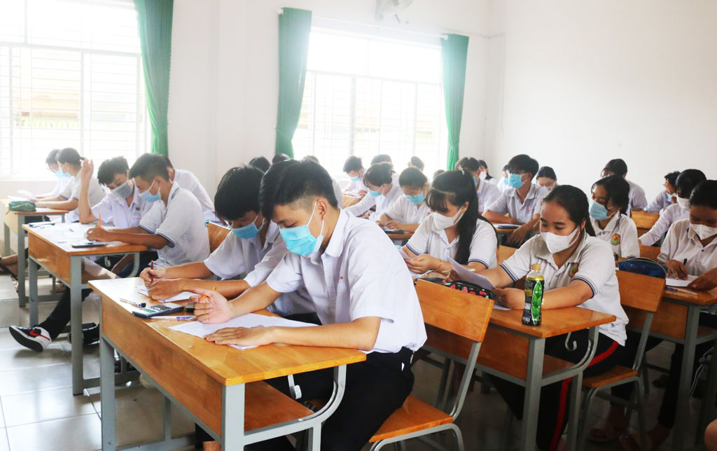 Bảo đảm an toàn cho học sinh lớp 12 đến trường trong mùa dịch Dịch Covid-19 đang diễn biến phức tạp với nhiều ca mắc mới tại nhiều địa phương trên cả nước. Chính vì thế, các trường THPT trên địa bàn tỉnh Long An thực hiện nghiêm các văn bản chỉ đạo, tăng cường công tác phòng, chống dịch nhằm bảo đảm an toàn cho học sinh (HS) đến trường trong mùa dịch và hoàn thành nhiệm vụ năm học.