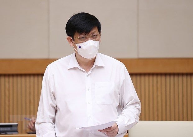 Bộ trưởng Bộ Y tế Nguyễn Thanh Long báo cáo tình hình diễn biến dịch COVID-19 tại điểm cầu trụ sở Chính phủ. (Ảnh: Dương Giang/TTXVN)