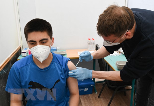 Nhân viên y tế tiêm chủng vaccine ngừa COVID-19 cho người dân tại Frankfurt am Main, Đức, ngày 27/5/2021. (Ảnh: AFP/TTXVN)