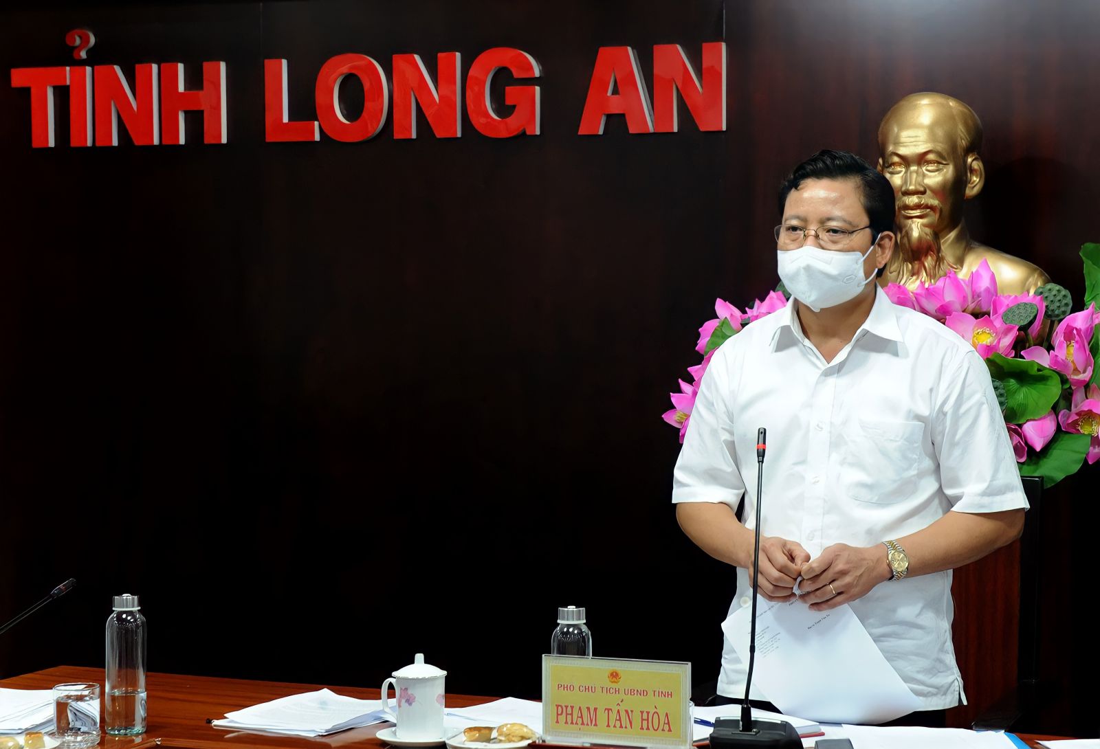 100 percent of people returning from epidemic areas strictly managed Vice Chairman of the Provincial People's Committee, Deputy Head of the Long An Steering Committee for Prevention and Control of Dangerous Diseases on human - Pham Tan Hoa delivers a speech at the conference