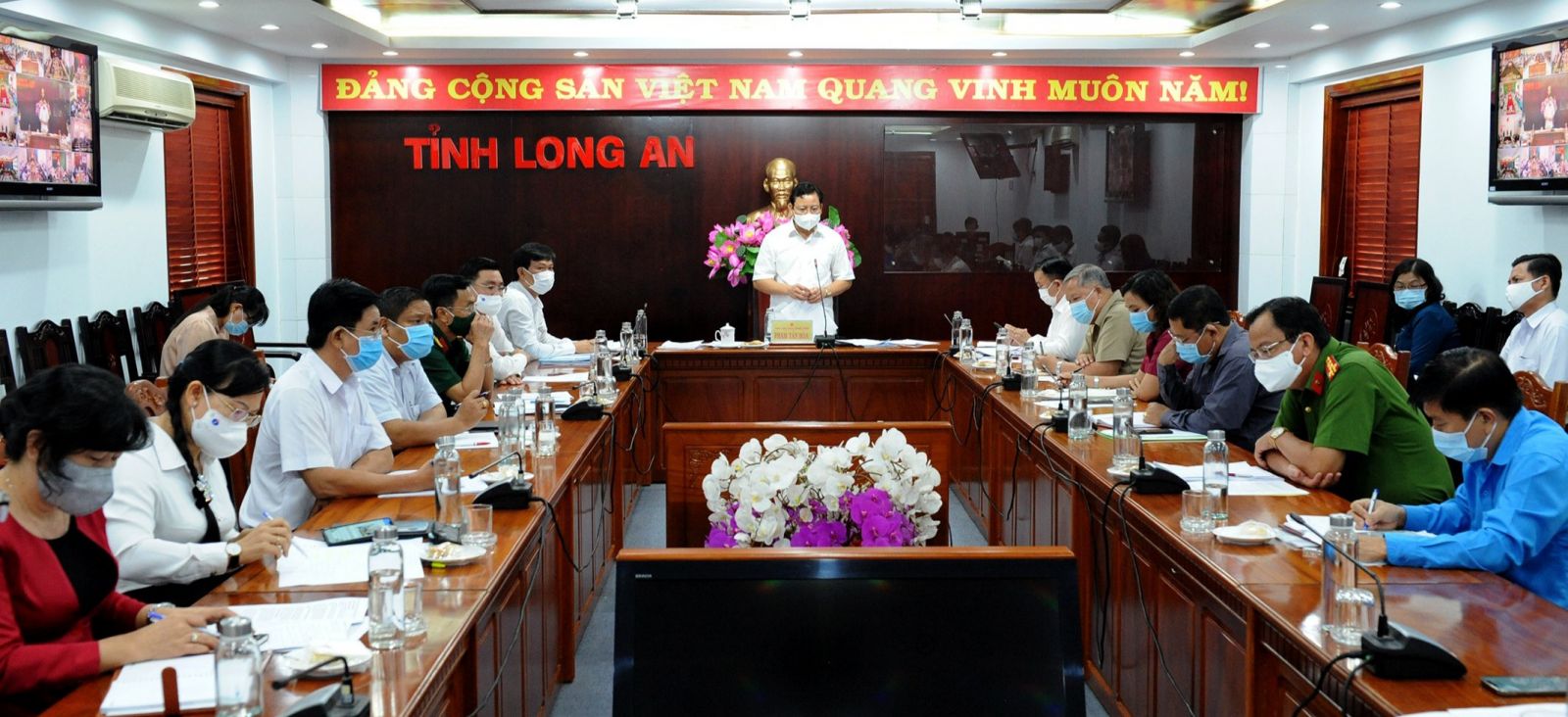 100 percent of people returning from epidemic areas strictly managed Vice Chairman of the Provincial People's Committee, Deputy Head of the the Long An Steering Committee for Prevention and Control of Dangerous Diseases on human - Pham Tan Hoa emphasizes the need to strictly manage 100 percent of people returning from epidemic areas