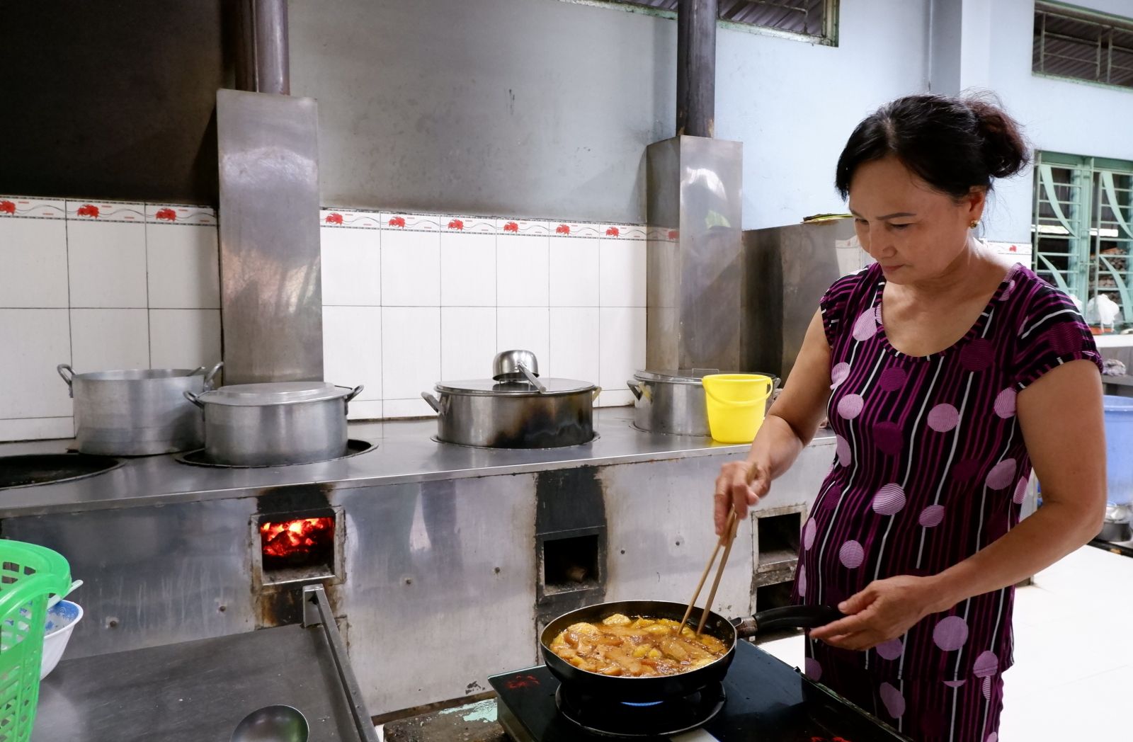 Bà Nguyễn Thị Tuyết nấu ăn cho các trẻ ở chùa