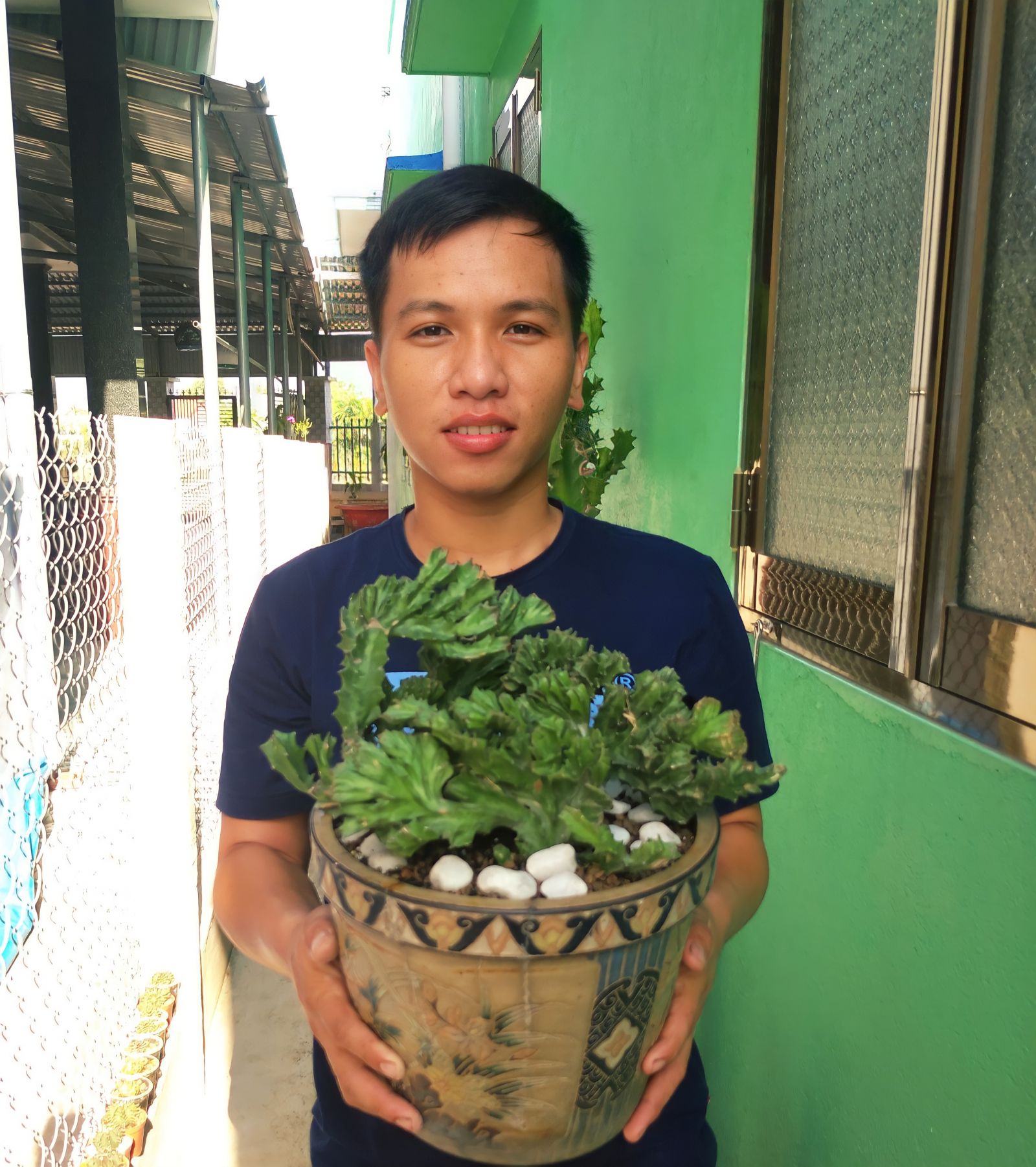 Anh Huỳnh Ngọc Điền sở hữu khoảng 400 cây xương rồng với trên 20 chủng loại