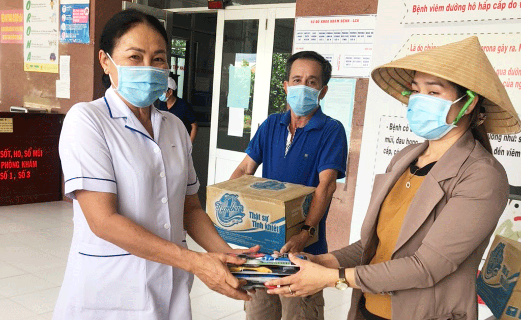 Hàng triệu trái tim hướng về các nơi bị phong tỏa Nhóm Thiện nguyện Cần Đước hỗ trợ các dụng cụ cần thiết cho người đang ở trong khu vực bị phong tỏa tại Bệnh viện Đa khoa Cần Đước
