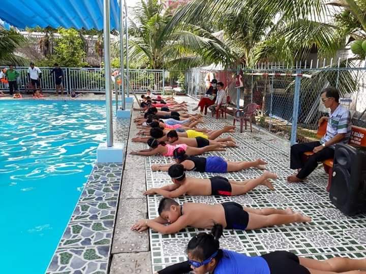Một buổi học bơi của các em học sinh tại huyện Đức Hòa (Ảnh tư liệu)