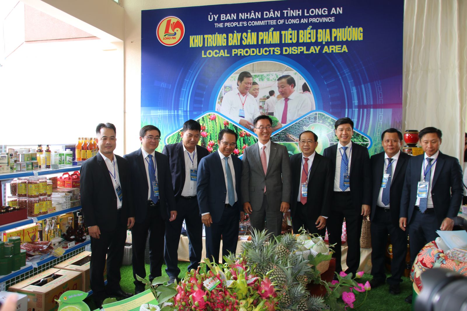 Ngành Công Thương Long An - 70 năm xây dựng và phát triển Lãnh đạo tỉnh, lãnh đạo Sở Công Thương xem các sản phẩm tiêu biểu địa phương trưng bày tại buổi “Tọa đàm định hướng phát triển vùng kinh tế công nghệ cao” do UBND tỉnh tổ chức (Ảnh tư liệu)
