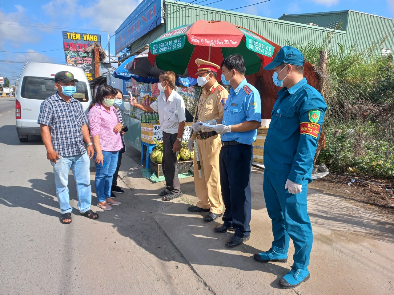 Không để xe chở công nhân lơ là phòng, chống dịch Kiểm tra thân nhiệt tài xế xe công nhân