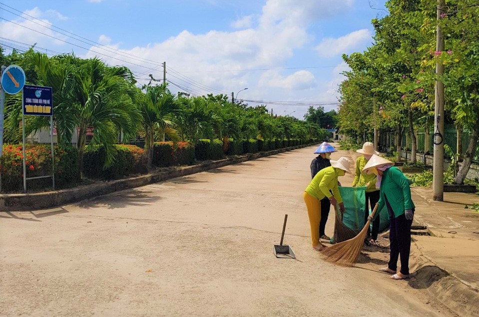 Hội viên phụ nữ xã Khánh Hưng, huyện Vĩnh Hưng hào hứng tham gia quét dọn, vệ sinh các tuyến đường trên địa bàn