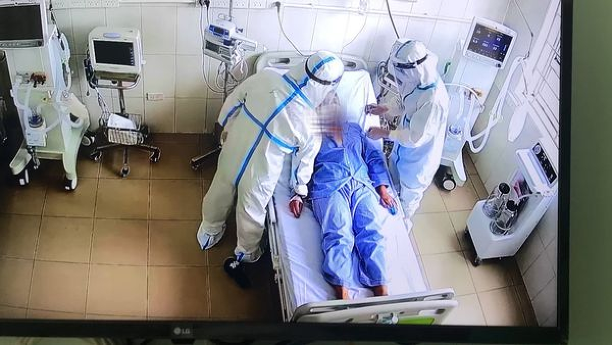 Trung tâm hồi sức tích cực lớn nhất miền Bắc tiếp nhận 6 bệnh nhân COVID-19 nặng Ca bệnh nặng được chuyển đến Trung tâm hồi sức tích cực chiều 5/6.