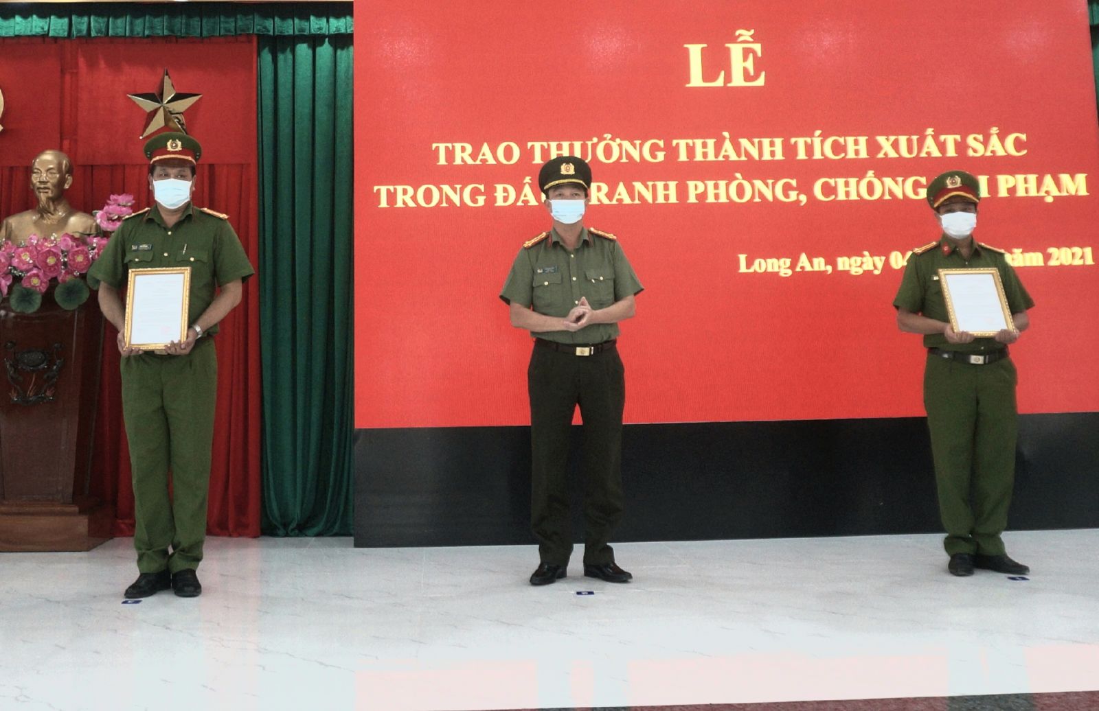 Khen thưởng thành tích bắt đối tượng cướp xe, triệt xóa tụ điểm đánh bạc qua mạng