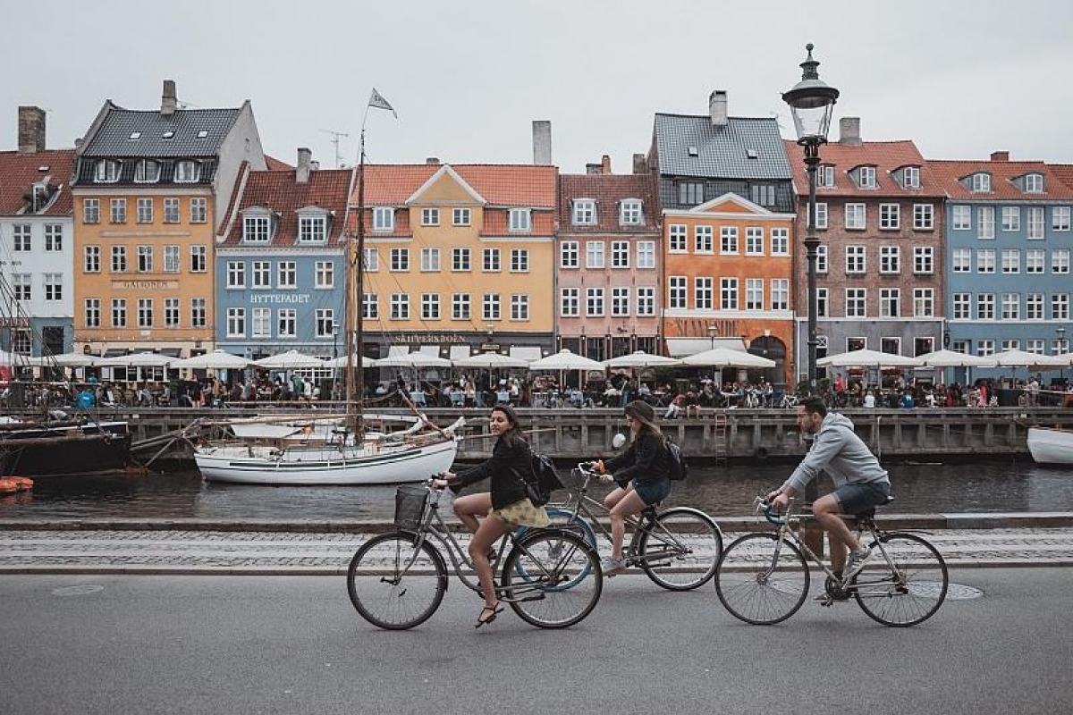 Du khách đạp xe tại Copenhagen. Nguồn: Feybiun / Unsplash
