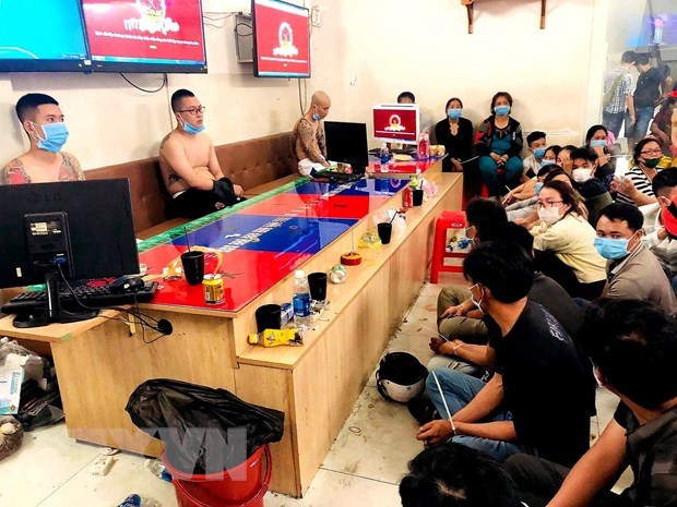 Bộ Công an tăng cường chống cá độ, cờ bạc khi EURO tới gần Công an bắt quả tang các đối tượng đánh bạc và tổ chức đánh bạc. (Ảnh: TTXVN phát)