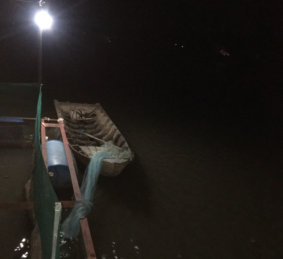 Đi chài bắt cá, một người bị điện giật tử vong