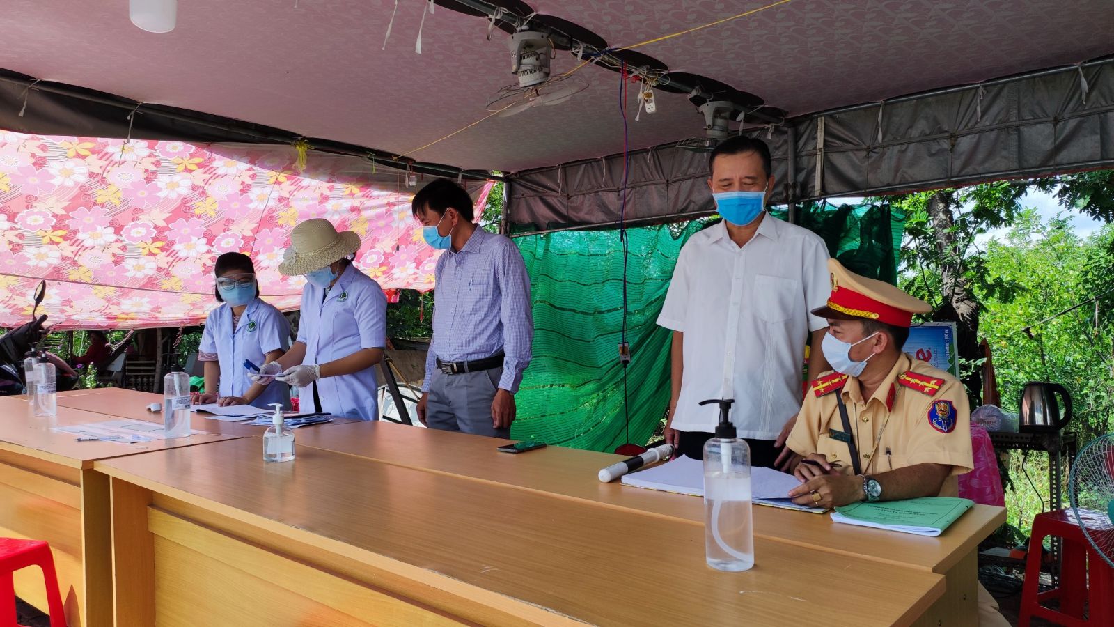 Chủ tịch UBND TP.Tân An - Nguyễn Quang Thái (thứ 2, phải qua) kiểm tra chốt kiểm soát phòng, chống dịch Covid-19 đóng trên địa bàn xã Lợi Bình Nhơn
