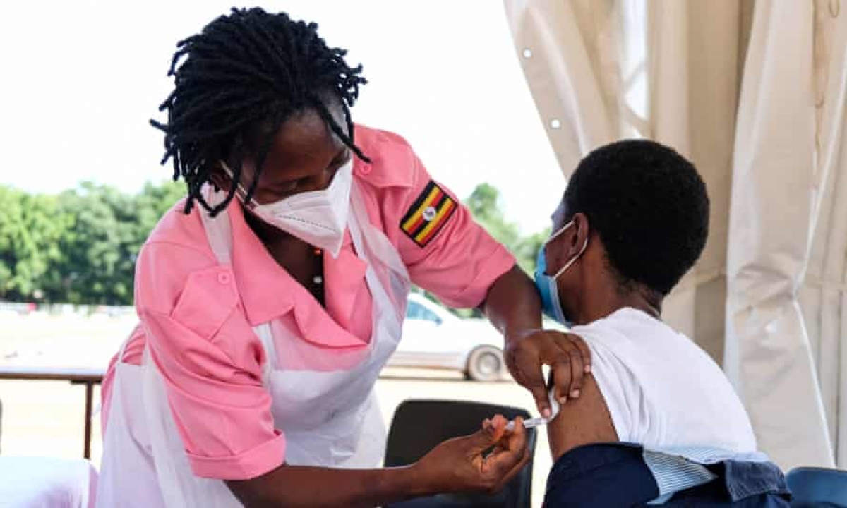 Tiêm vaccine Covid-19 ở thành phố Kampala, Uganda. Ảnh: Shutterstock