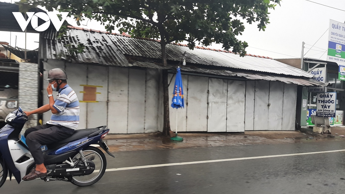 Tất cả các quán ăn, cơ sở giải khát dọc theo các tuyến quốc lộ thuộc địa bàn tỉnh Tiền Giang đều đóng cửa để phòng dịch Covid-19 lây lan.