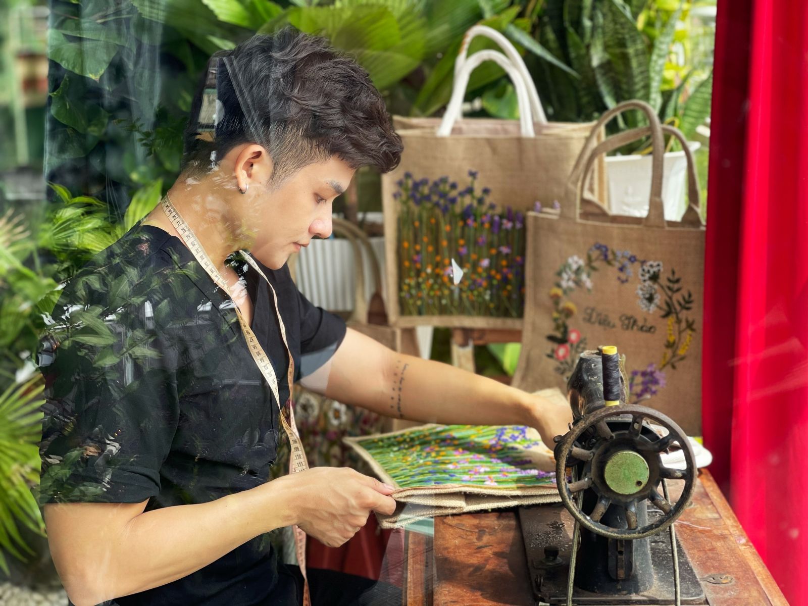 Dù là nam nhưng anh Hoài Tâm là người chịu trách nhiệm chính trong việc thực hiện các ý tưởng thêu của chị mình