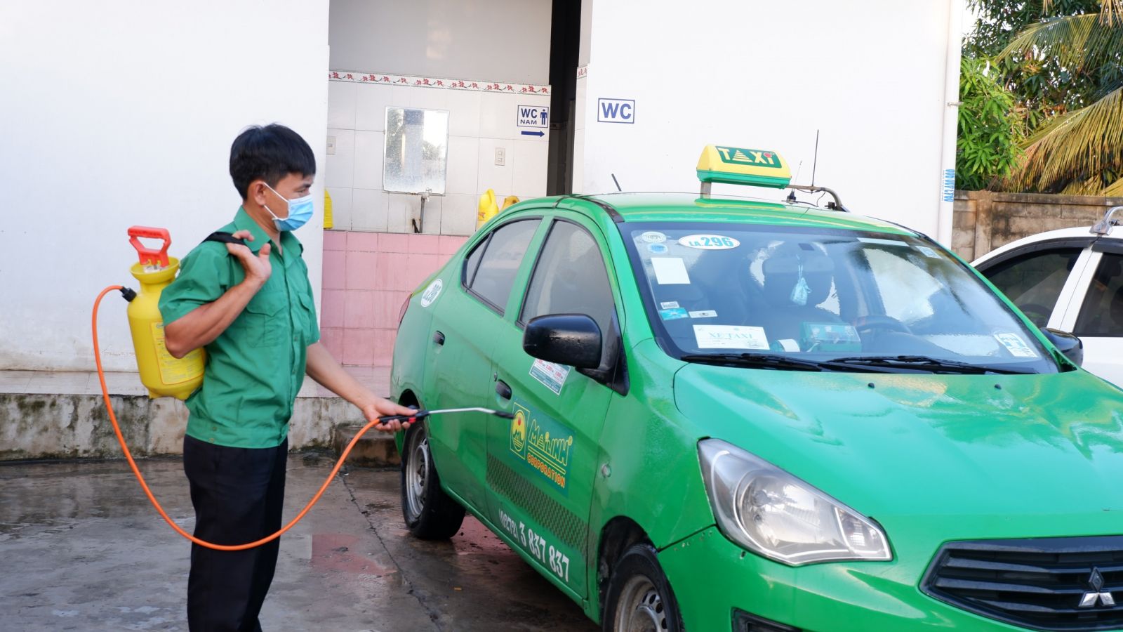 Hãng Taxi Mai Linh Long An vệ sinh, khử khuẩn trước khi giao ca