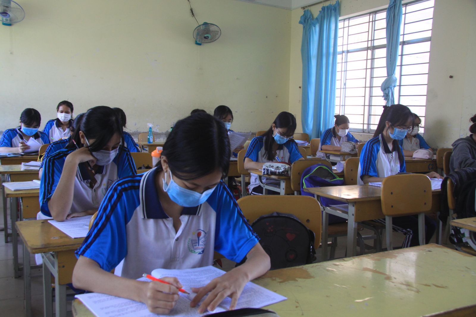 Trường THPT Lê Quý Đôn thực hiện giãn cách học sinh trong lớp khi còn tổ chức ôn tập tại trường