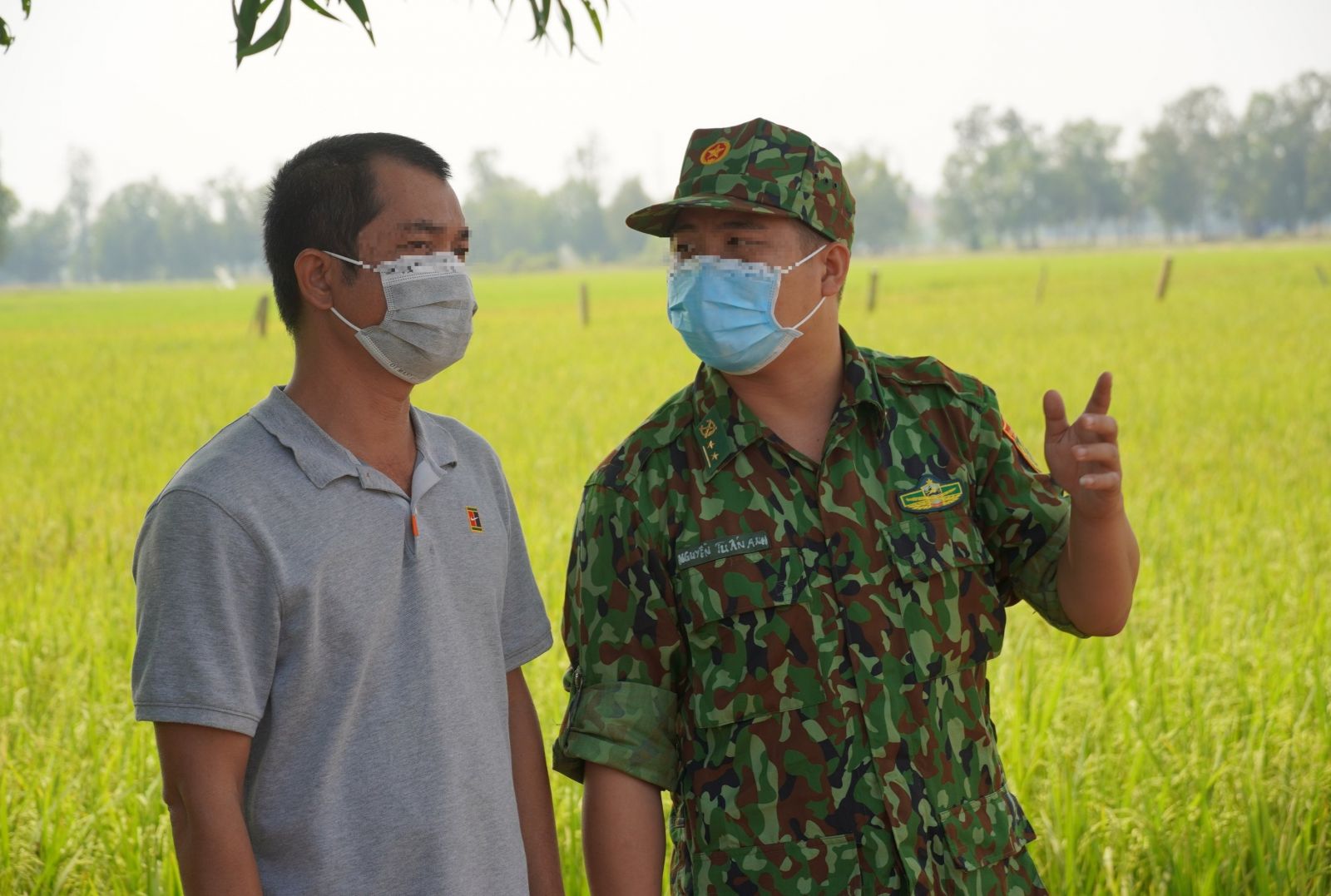 Vượt khó, ngăn dịch từ biên giới Biên phòng trao đổi với người dân về tình hình biên giới