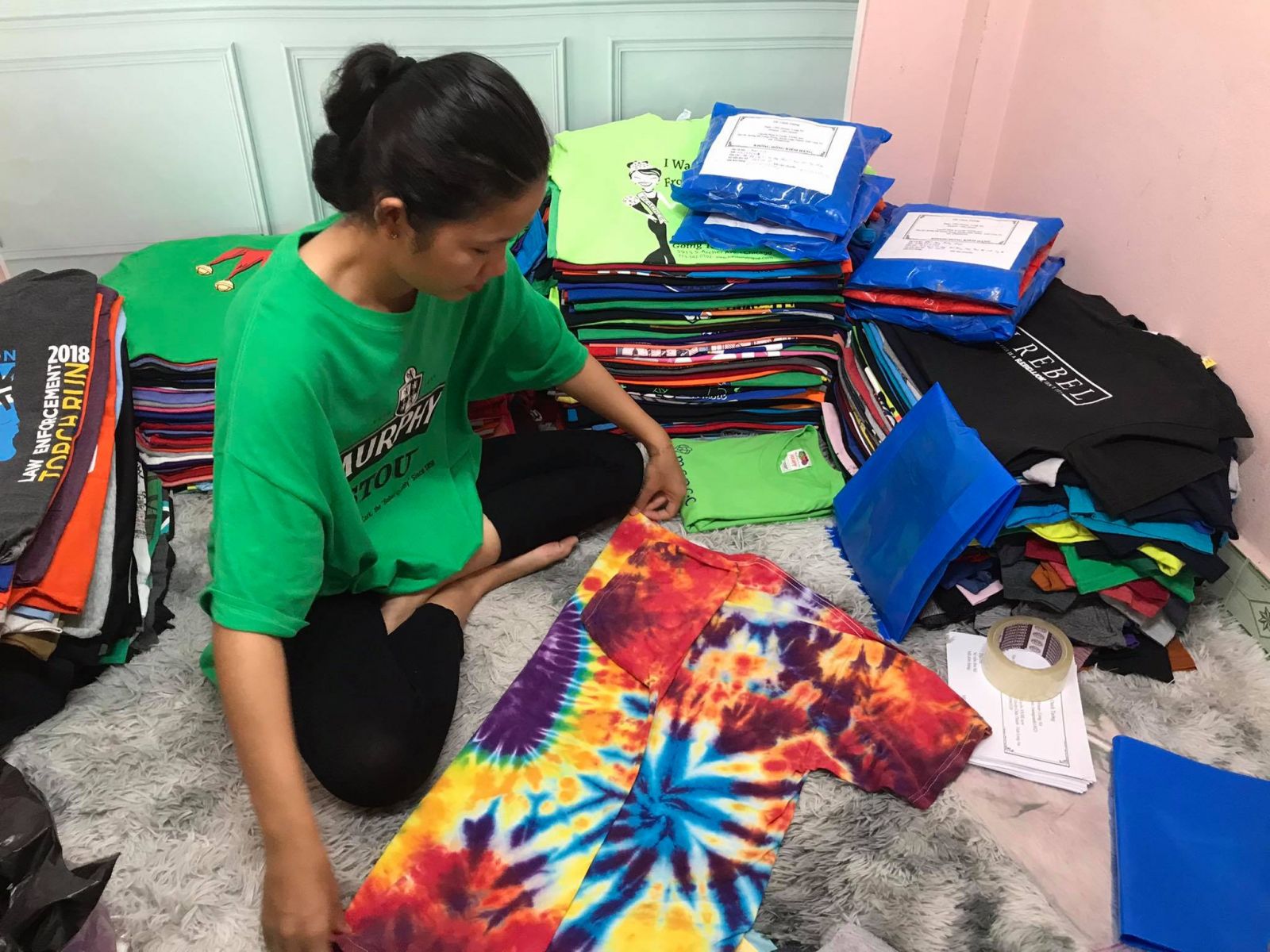 Chị Lê Thị Tường Oanh đẩy mạnh việc bán quần áo qua các trang thương mại điện tử và Facebook trong lúc dịch bệnh (Ảnh: nhân vật cung cấp)