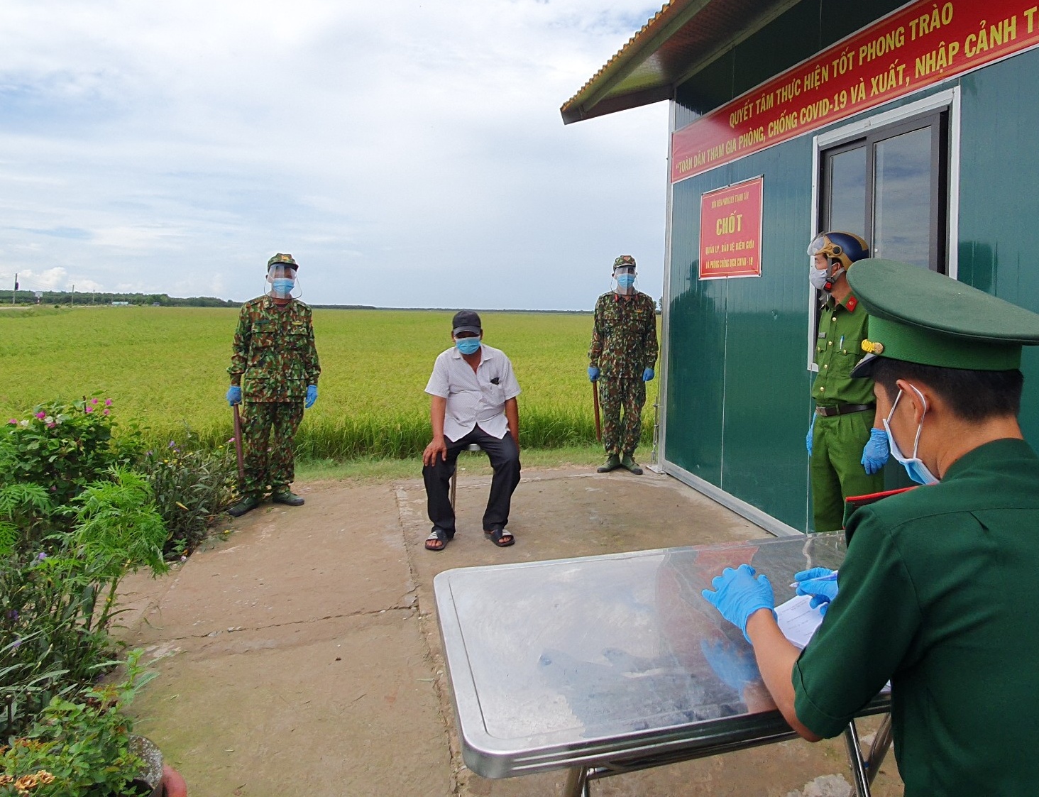 Cán bộ Đồn Biên phòng Mỹ Thạnh Tây tiến hành hoàn tất hồ sơ, xử lý đối tượng theo đúng quy định