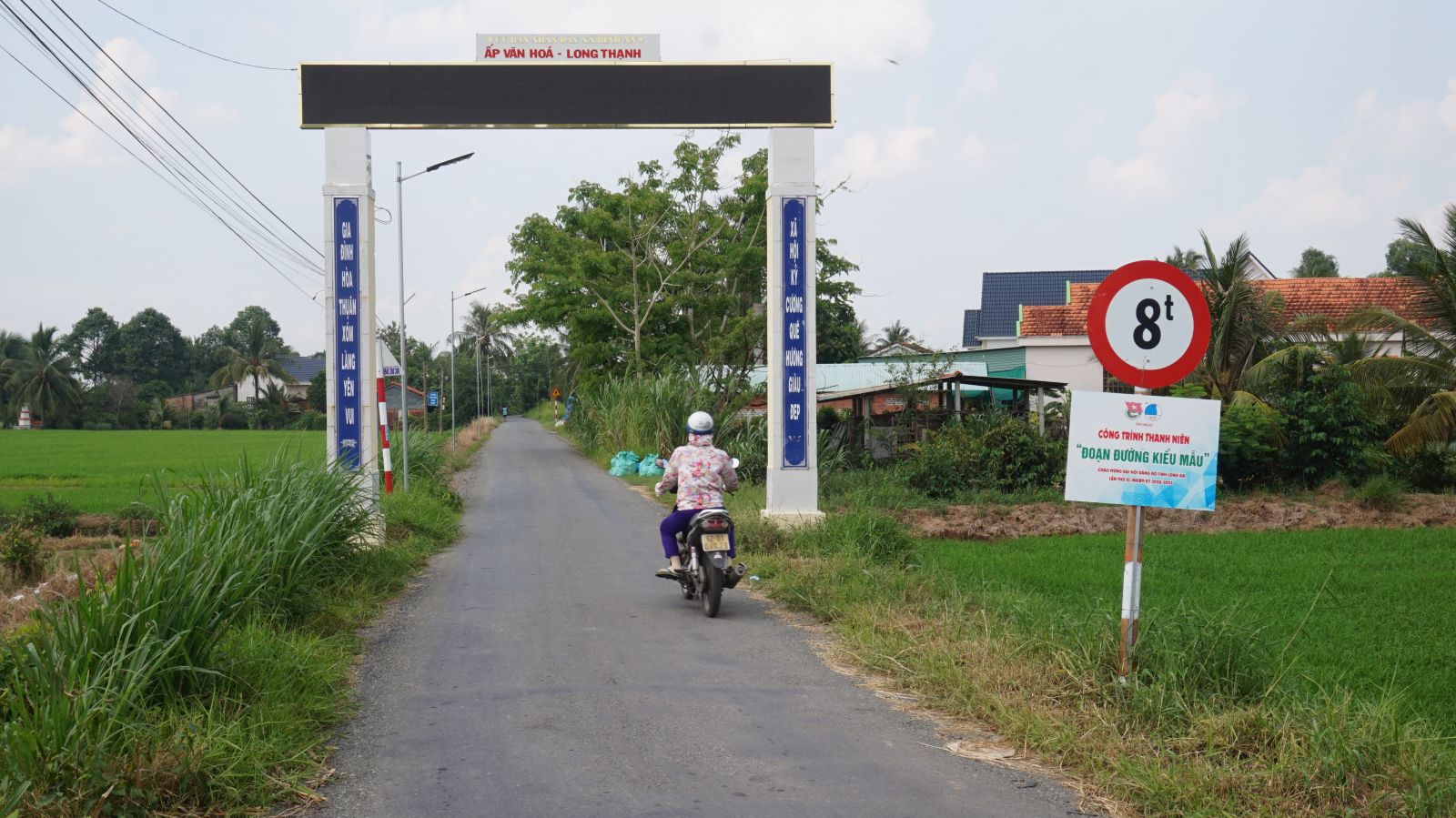 Tuyến đường giao thông nông thôn Cầu Nhum nối Đường tỉnh 817 với thị trấn Thủ Thừa được nhựa hóa, bảo đảm việc giao thương, vận tải hàng hóa cho người dân ấp An Hòa 1, xã Bình An