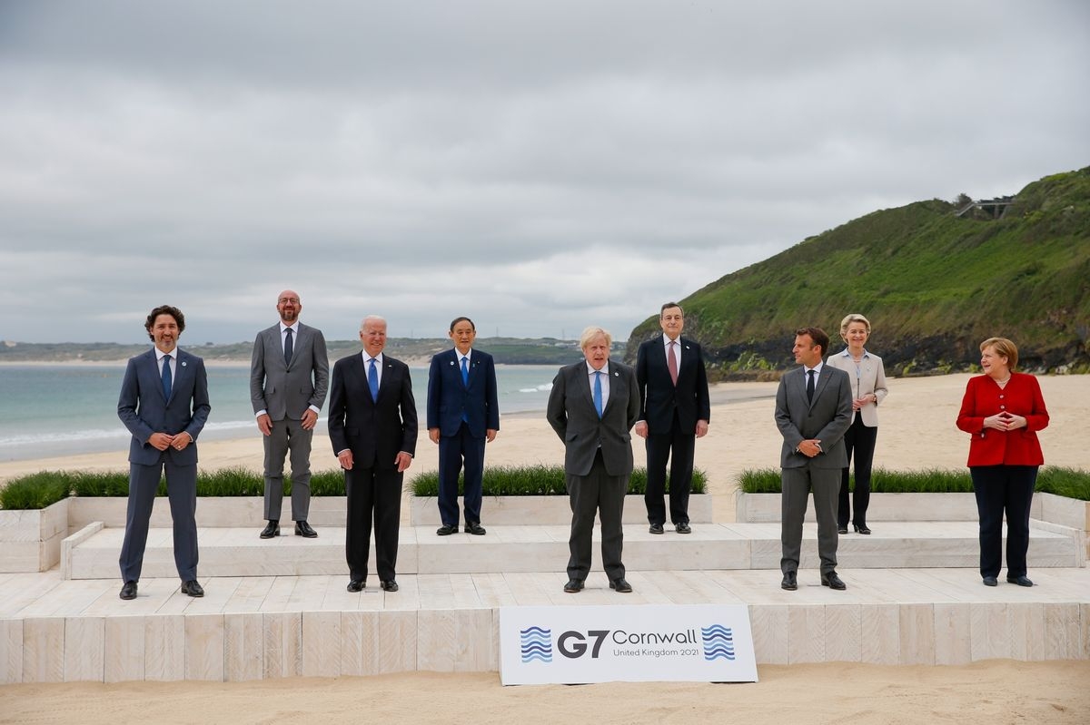 Lãnh đạo các nước G7 chụp ảnh gia đình. Ảnh: AP.