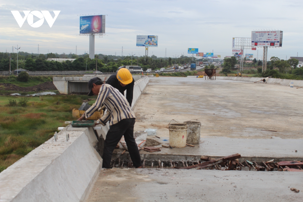 Công nhân lao động trên công trình đường cao tốc Trung Lương- Mỹ Thuận được lấy mẫu xét nghiệm Covid -19.