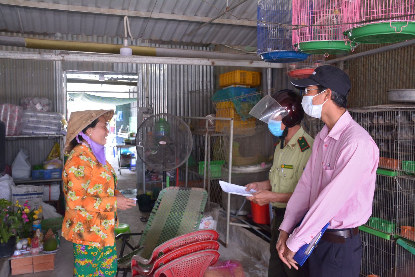 Thạnh Hóa: Nhiều giải pháp chấn chỉnh tình trạng buôn bán động vật tươi sống tại chợ nông sản Lực lượng chức năng huyện Thạnh Hóa thường xuyên kiểm tra, nhắc nhở các hộ buôn bán động vật tươi sống tại chộ Nông sản