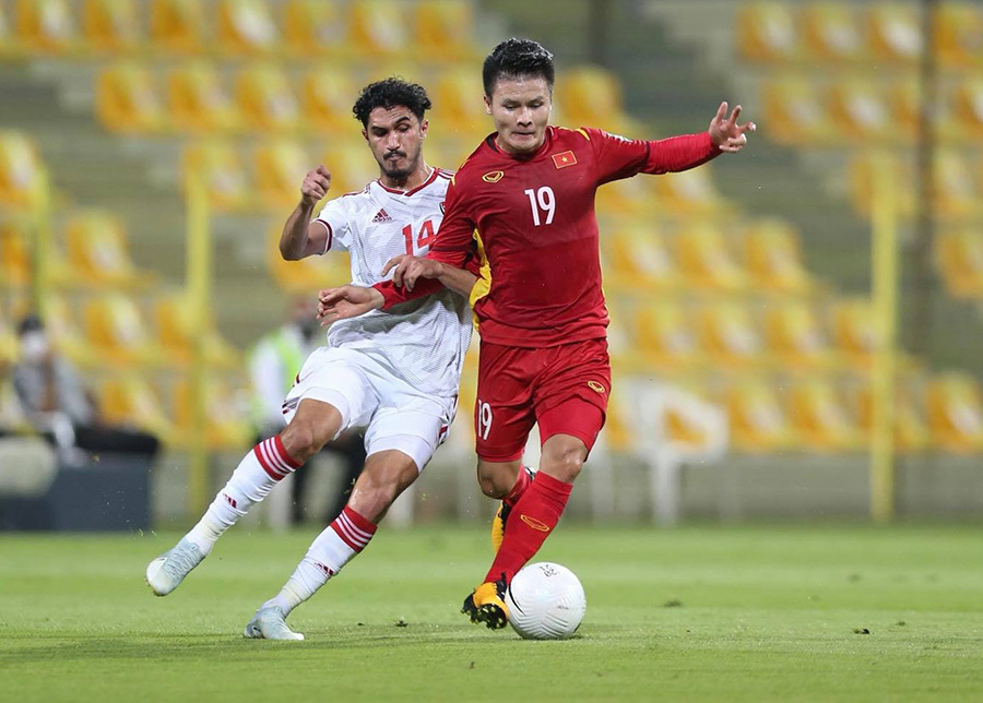 UAE (áo trắng) ở một đẳng cấp khác so với tuyển Việt Nam