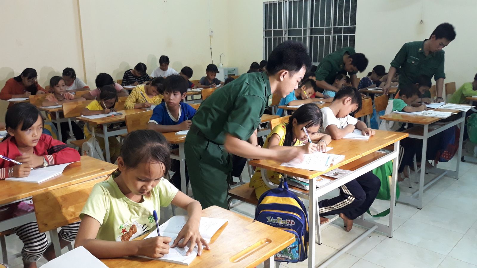 Con em người dân di cư tự do từ Campuchia về Việt Nam tham gia lớp học tình thương của Đồn Biên phòng Tuyên Bình
